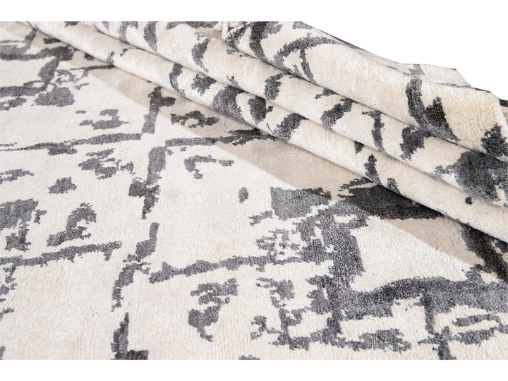 21st Century Modern Wool and Silk Rug 8' x 10'